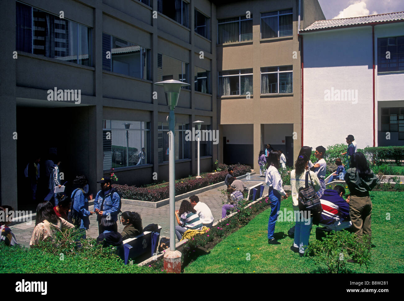 Studenten, Studenten, Studenten auf dem Campus, Campus, Katholische Universität, in der Stadt von Quito, in der Provinz Pichincha, Ecuador, Südamerika Stockfoto