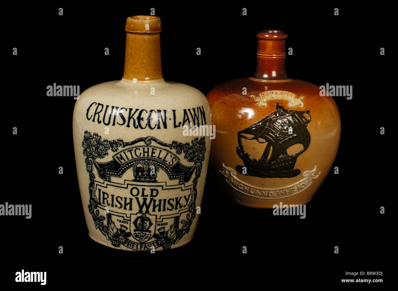 Zwei antike Salz Glasur Steinzeug Whisky Gläser oder Flaschen aus dem dritten Viertel des 19. Jahrhunderts. Stockfoto