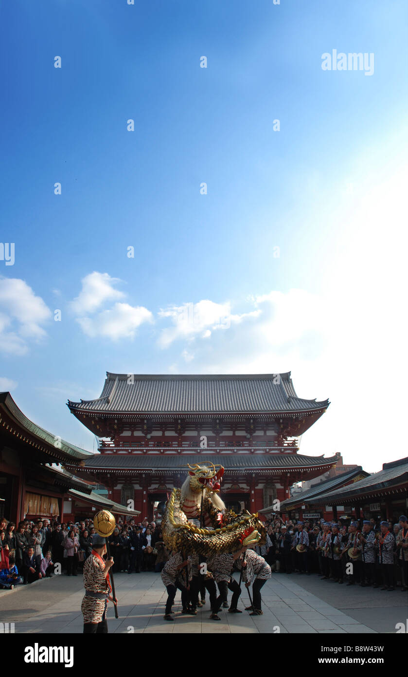 Asakusa-Tempel - der Tanz des Goldenen Drachen-Festival 2008 Stockfoto