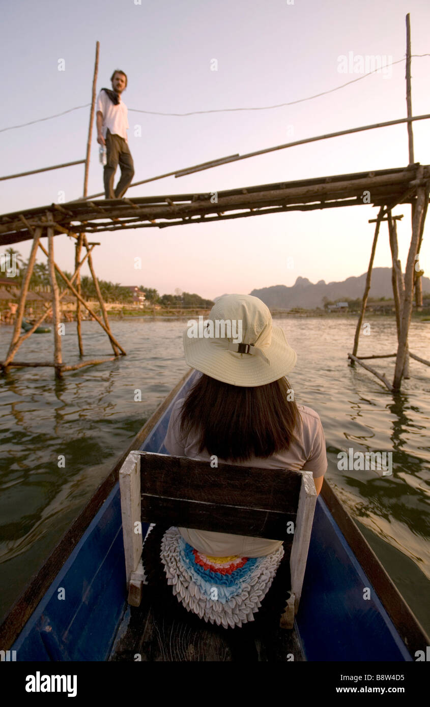 Laos, Provinz Vientiane, Vang Vieng, Nam Song River, Frau am Boot, Brücke, Touristen. Stockfoto