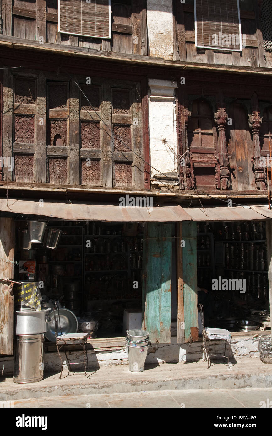 Alten Shop vorderes Lager das Aussehen einer Zeit vergangen in Almora Basar, Indien Stockfoto