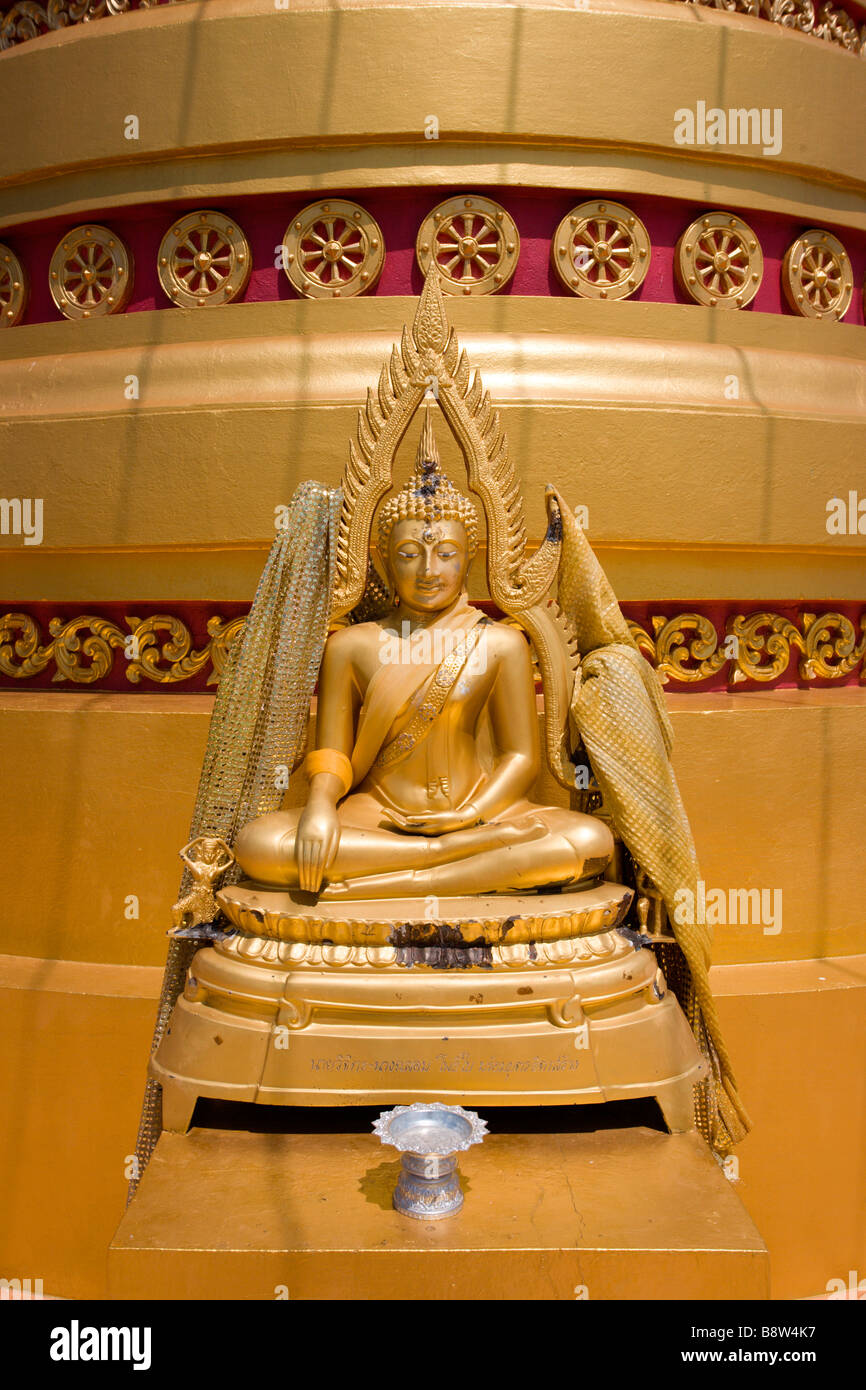 Tiger Cave Temple: Kleine goldene Buddha-Statue Stockfoto