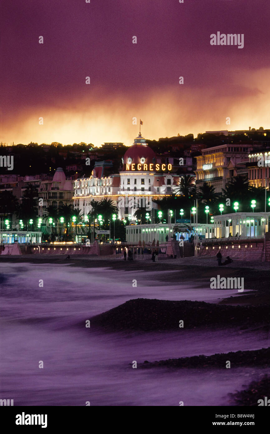 Stürmisches Wetter auf der Promenade des Anglais in Nizza mit dem beleuchteten Negresco Palasthotel Stockfoto