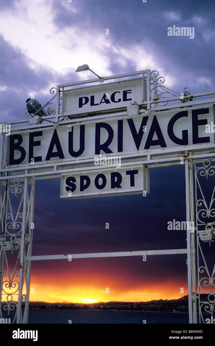 Stürmisches Wetter auf der Promenade des Anglais in Nizza und der Privatstrand Beau Rivage Stockfoto