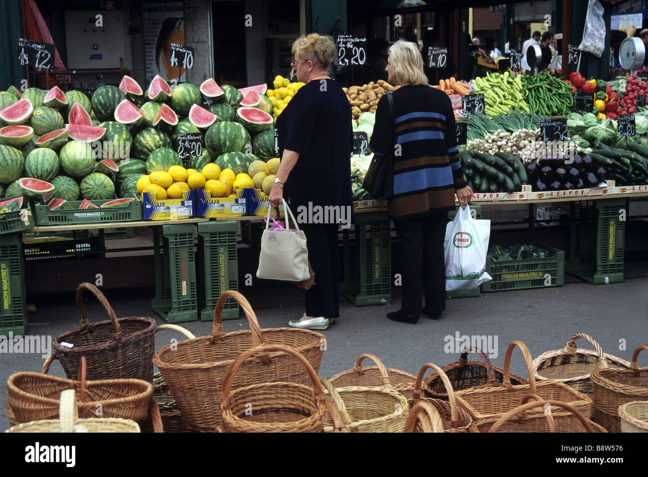 Shopper am Obst & Gemüse Stand am Naschmarkt oder Bauernmarkt, Wien, Österreich Stockfoto