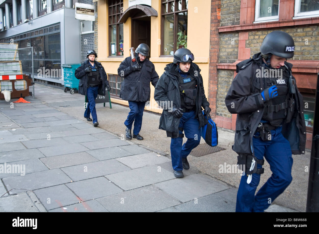 Schwer bewaffnete Spezialpolizisten in London. SWAT, Stockfoto