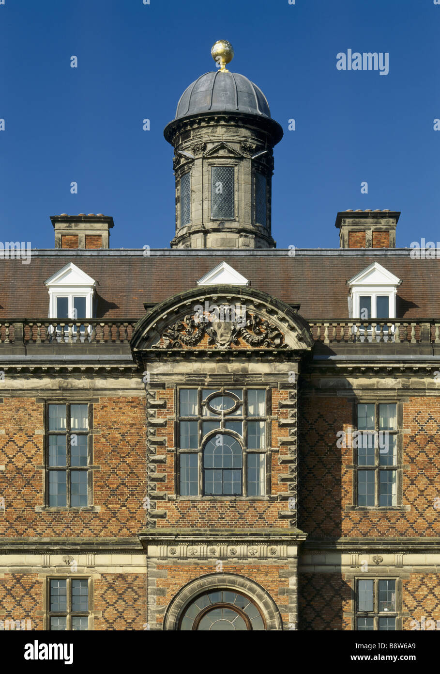 Detail der Südfassade mit dem reich verzierten Fenster über der Tür und oben die Kuppel gekrönt von einer goldenen Kugel Stockfoto