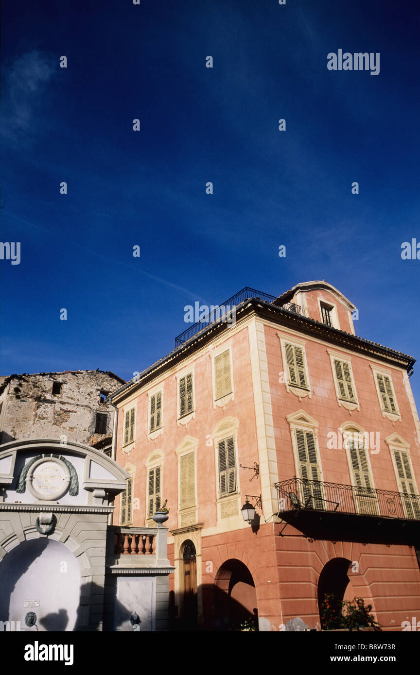 Bunte Gebäude im Dorf Utelle Stockfoto