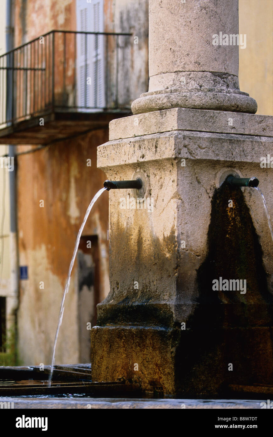 Alter Brunnen an der Stelle Bouyon Dorf Stockfoto