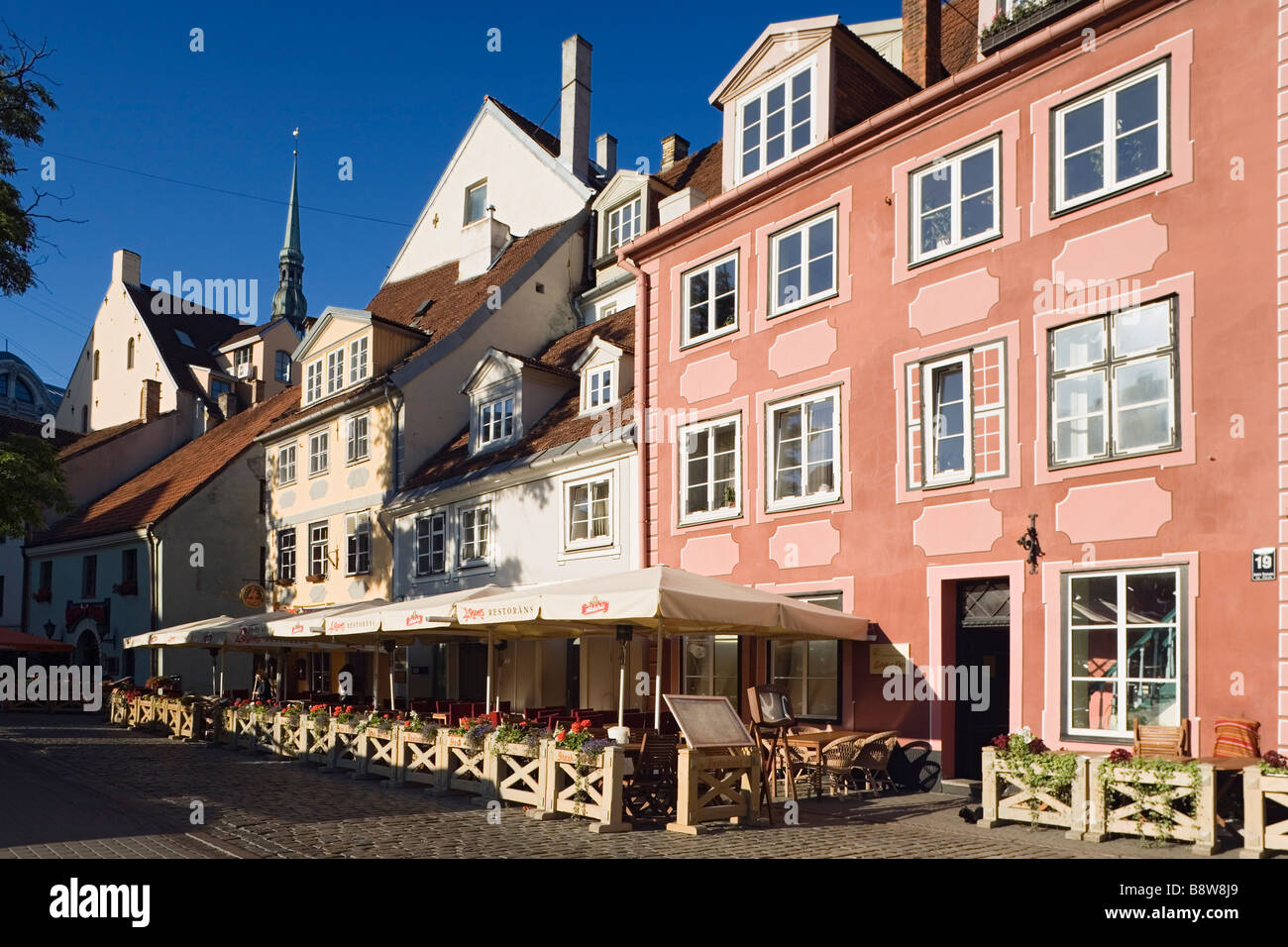 Riga, Lettland, Europa. Cafés auf livu Platz in der Altstadt, am frühen Morgen Stockfoto