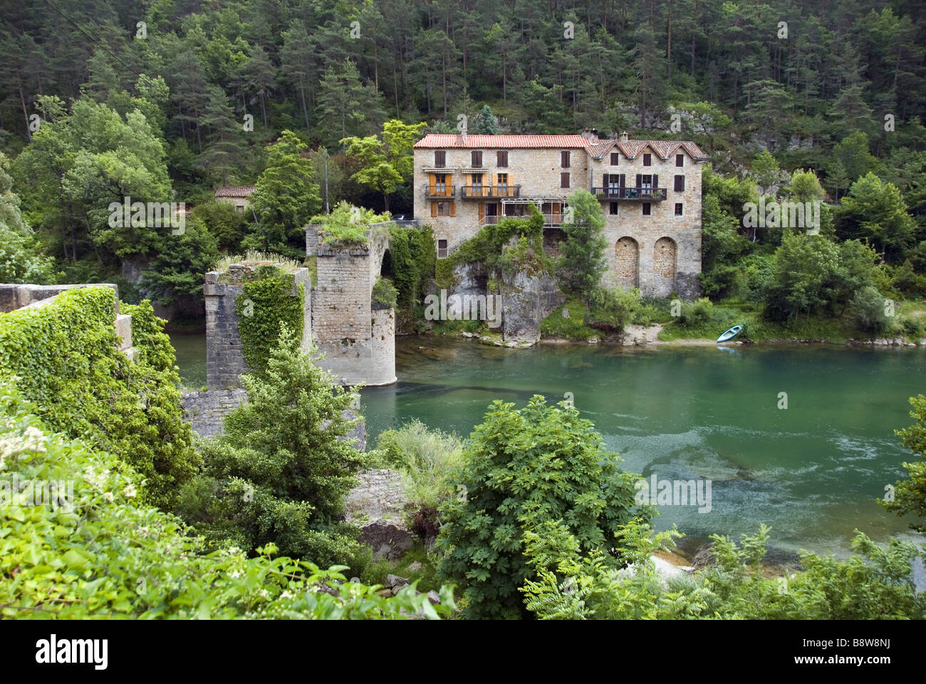 Haus am Fluss Tarn, Frankreich, Languedoc-Roussillon, Le Rozier Stockfoto