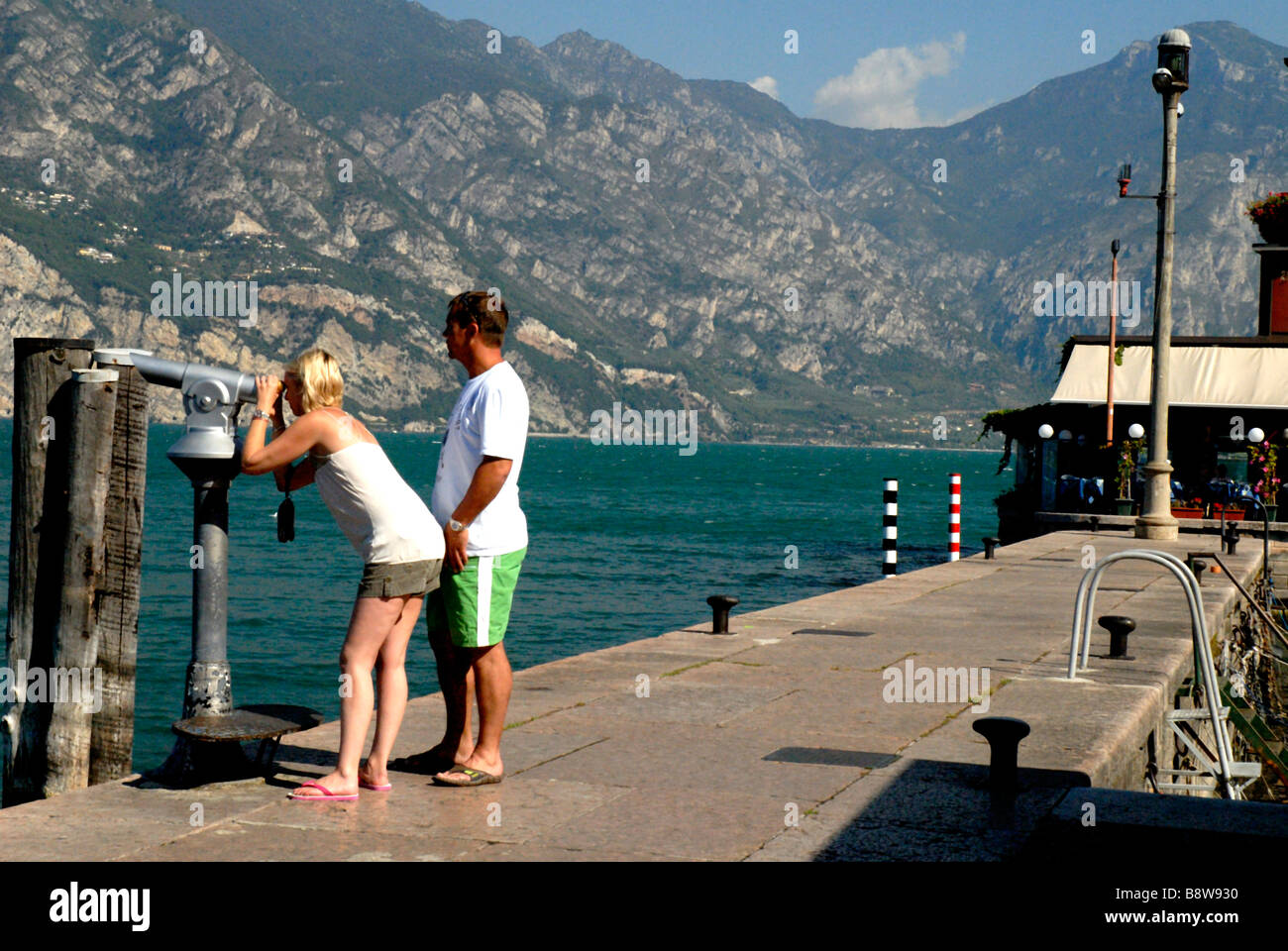 Paar am Kai AtMalcesine am Gardasee in Norditalien Stockfoto