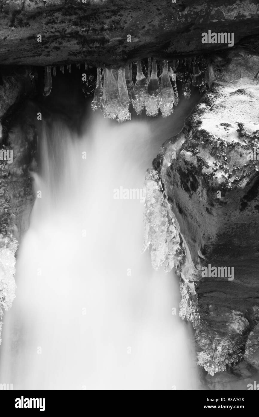 Eis im Bergbach Hafod Ceredigion West Wales UK Stockfoto