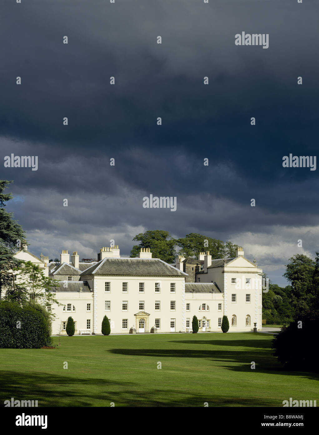 Die Westfassade des Saltram die cremige grauen Gebäude kontrastierenden lebhaft mit dem schwarzen Himmel bedrohlich Stockfoto