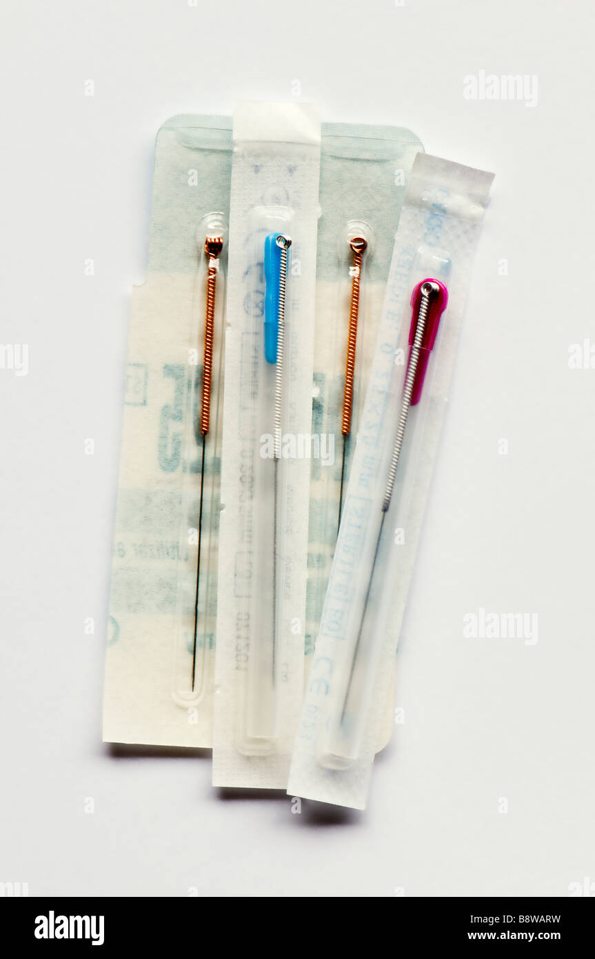 Auswahl von 4 verschiedenen Größe versiegelten Akupunkturnadeln in Pakete gegen einen weißen Hintergrund Stockfoto