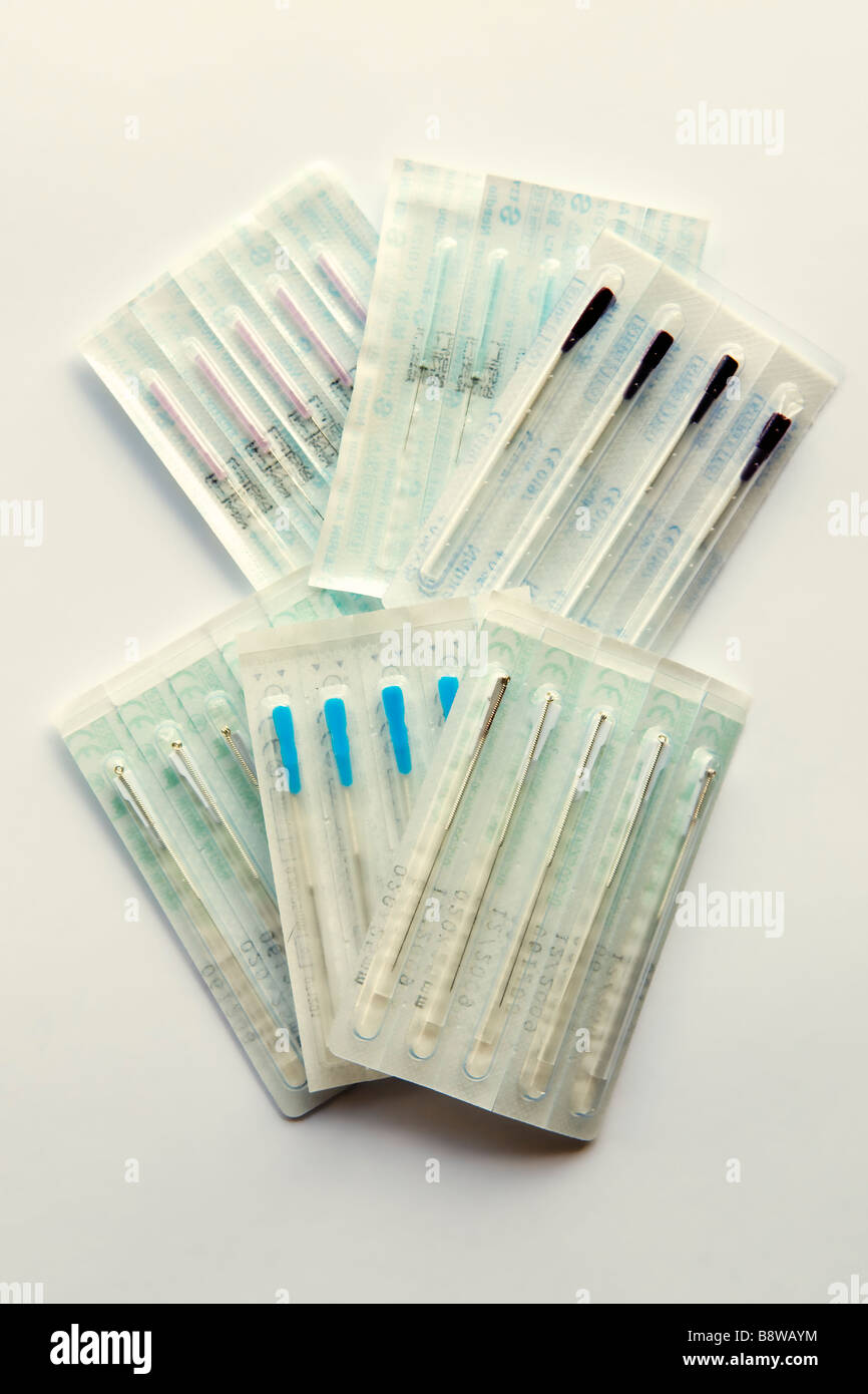 Sortiment verschiedener Größe versiegelten Akupunkturnadeln in Pakete gegen einen weißen Hintergrund Stockfoto
