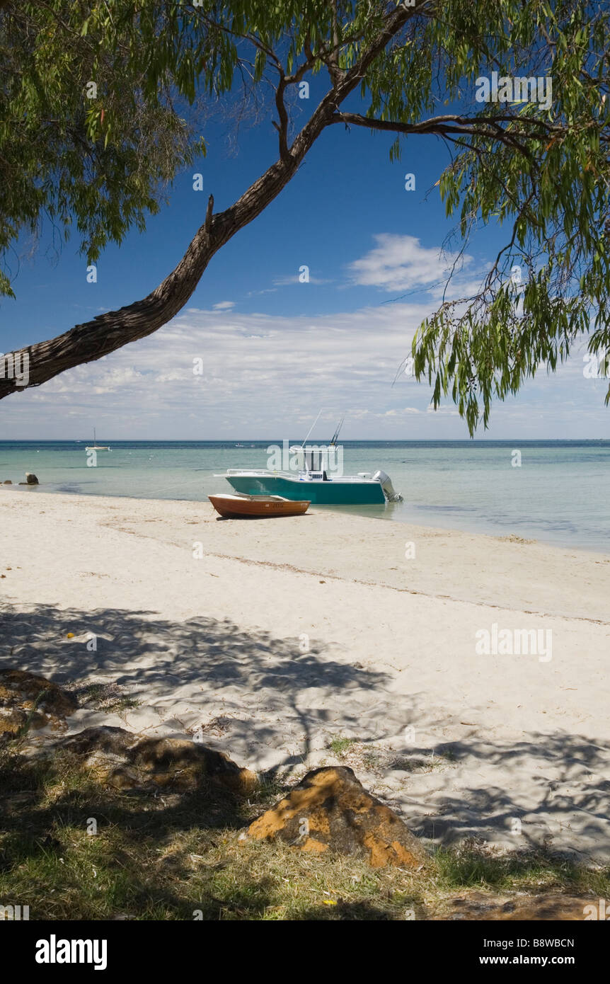 Baum gerahmt Strand und Boote, Dunsborough, Western Australia Stockfoto