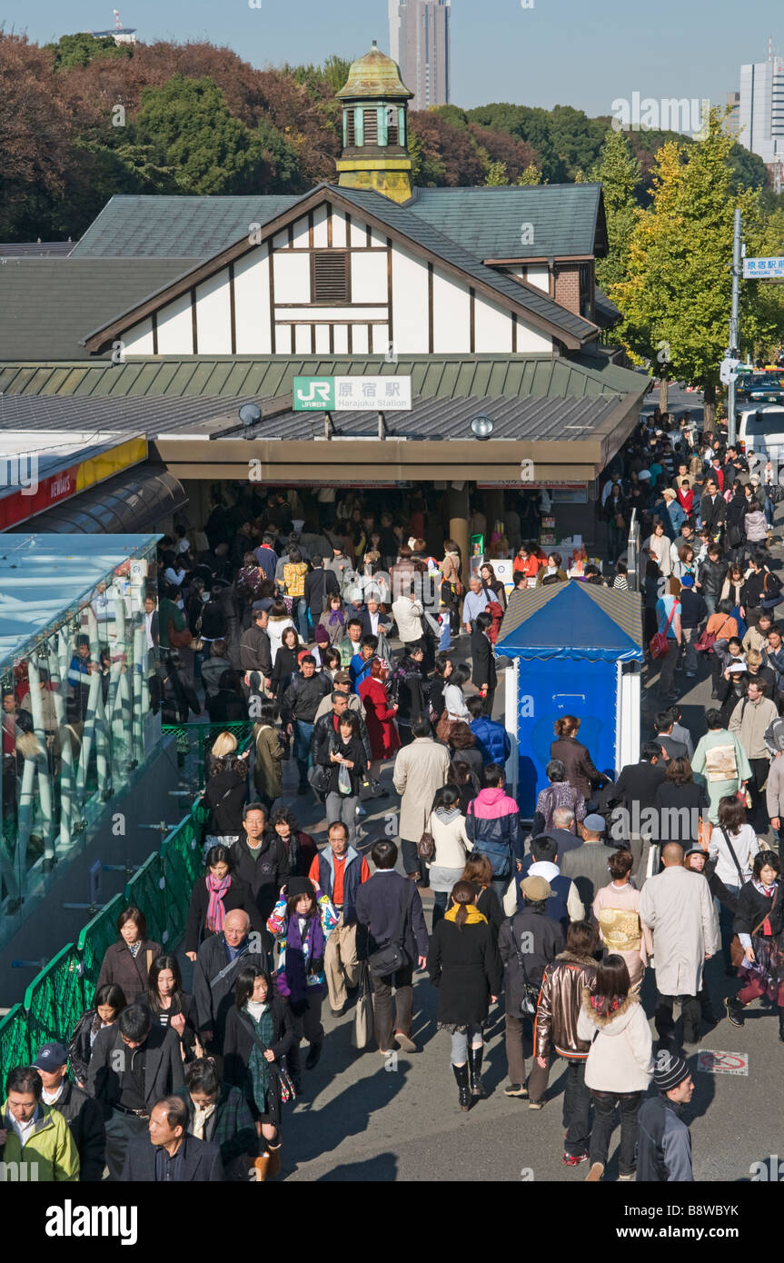 Ein Wochenende-Menge an Harajuku Station Tokio Japan Stockfoto