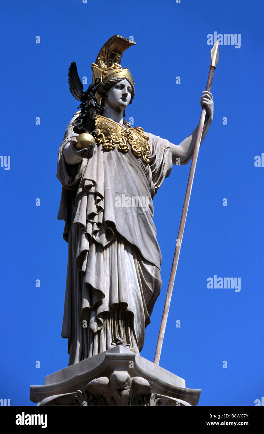 Athene, die griechische Göttin des Helden & Jungfrau Patron von Athen, Statue vor dem Parlamentsgebäude, Wien, Österreich Stockfoto