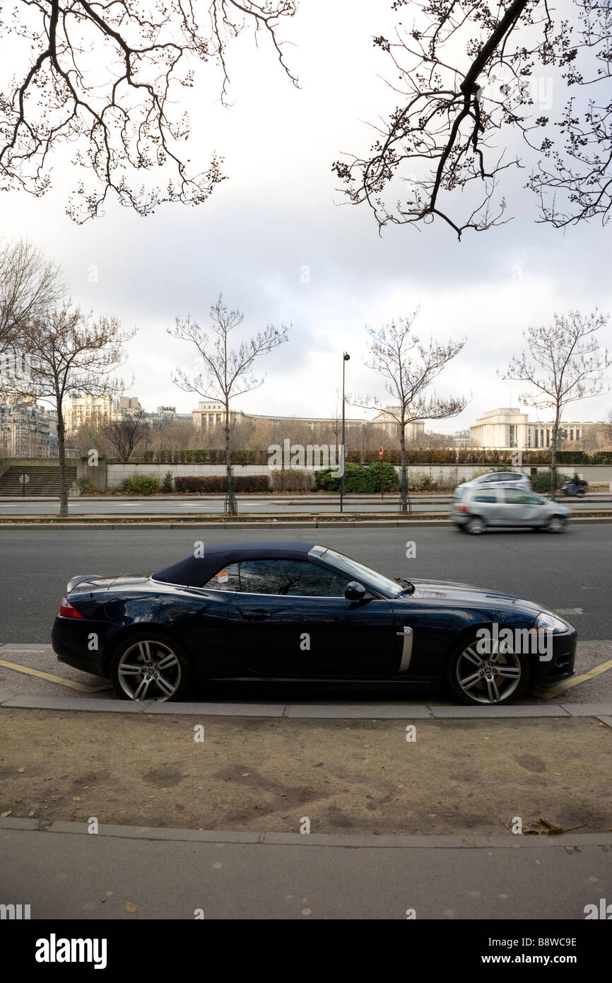 Ein Auto ist im Zentrum von Paris, eine typische Show des französischen Sorglosigkeit illegal geparkt. Stockfoto