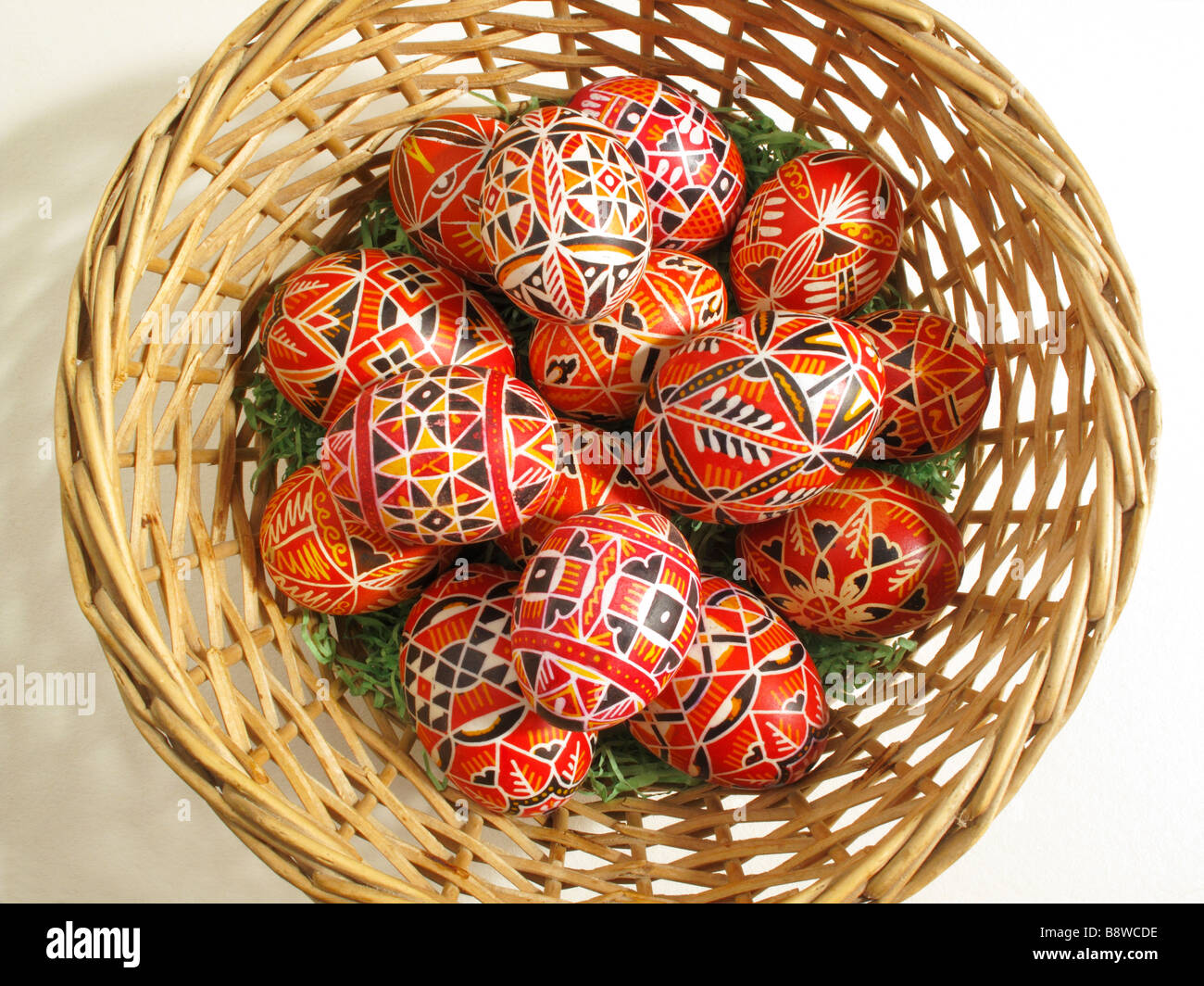 Korb voll Ostereier Stockfoto