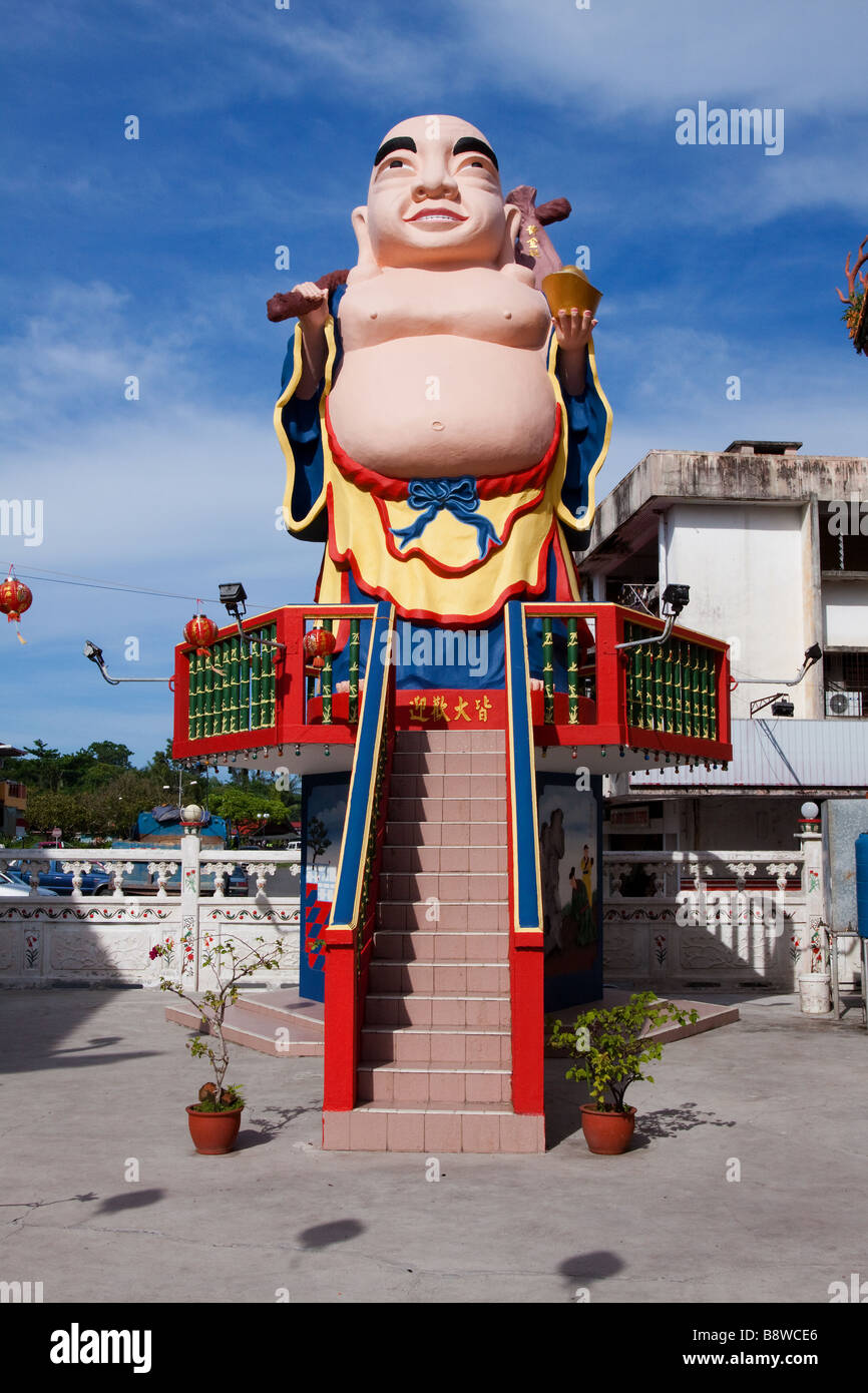 Eine "Fat Buddhastatue" im chinesischen Tempel Hokkien Fuk Tek Kung in Kudat Sabah Malaysia Stockfoto