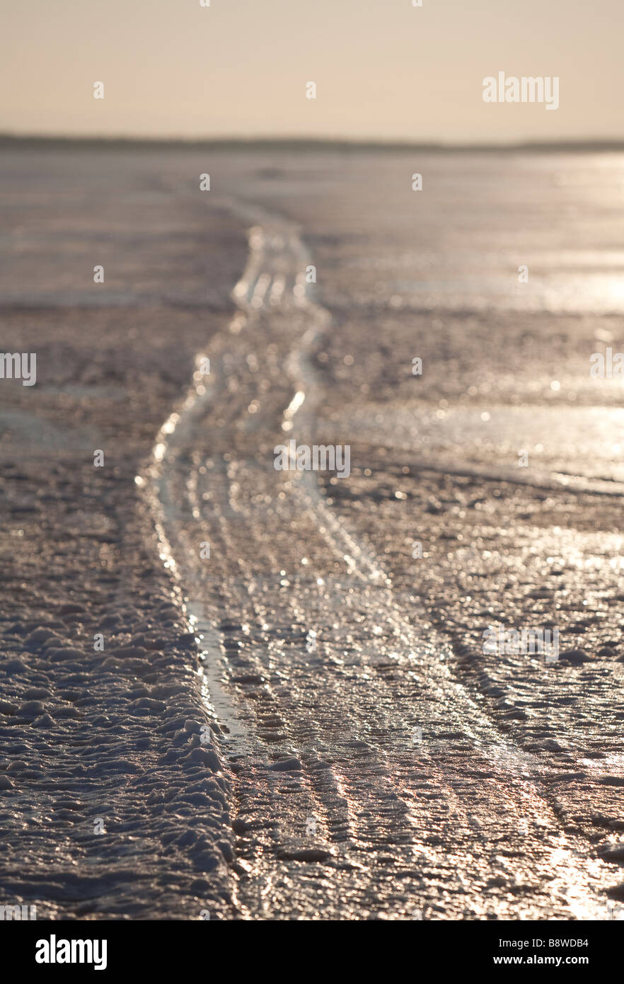 Gefrorene Motorschlitten Spur auf dem Meereis, Finnland Stockfoto