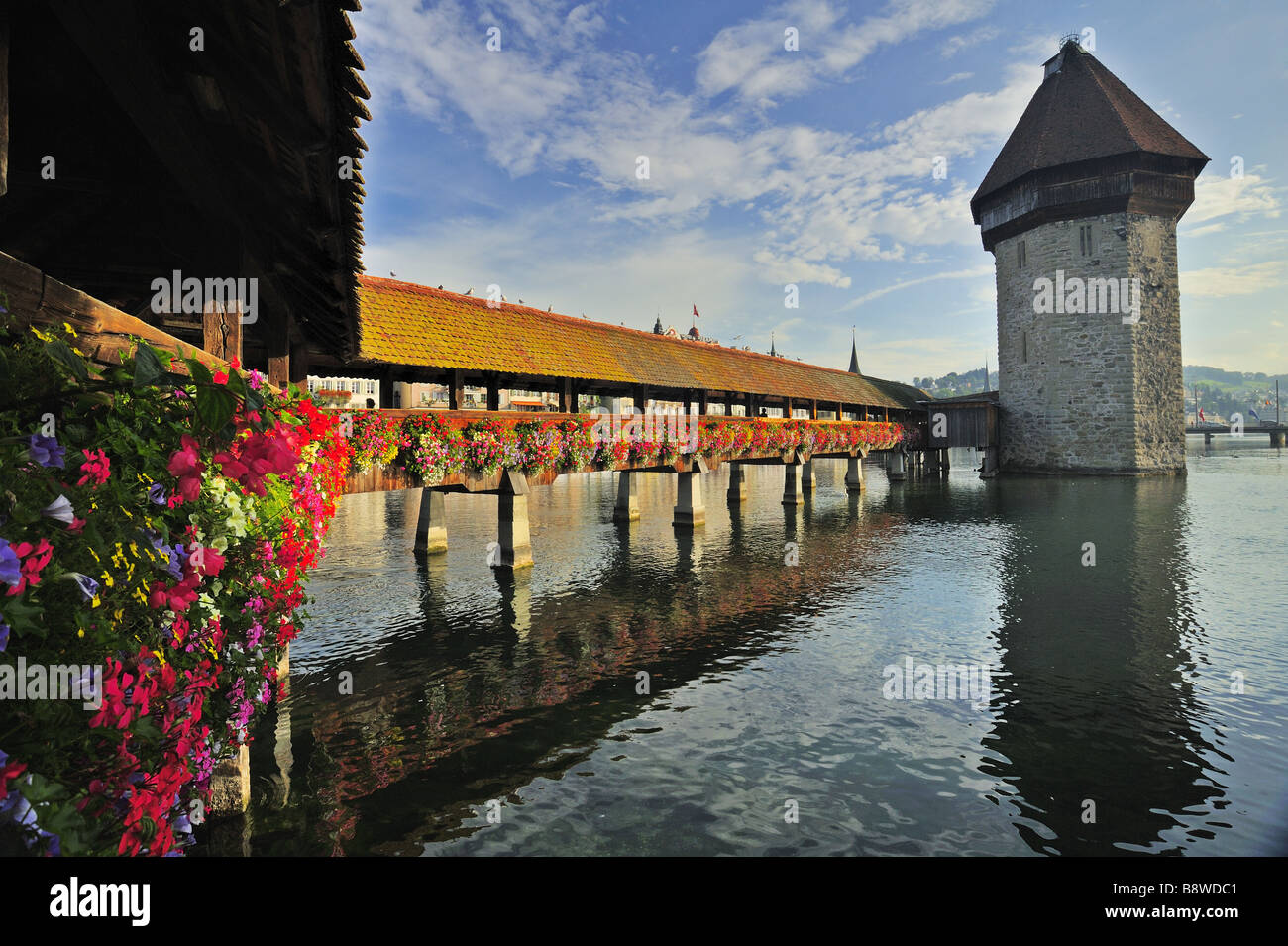 Die Kapellbrucke "Kapellbrücke" in Luzern, im Licht frühen Morgens. Stockfoto