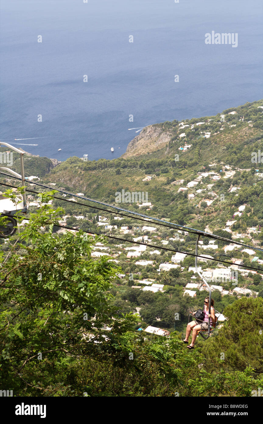 Der Blick von der Seilbahn auf die Stadt Anacapri auf der Insel Capri als die Seilbahn steigt Stockfoto