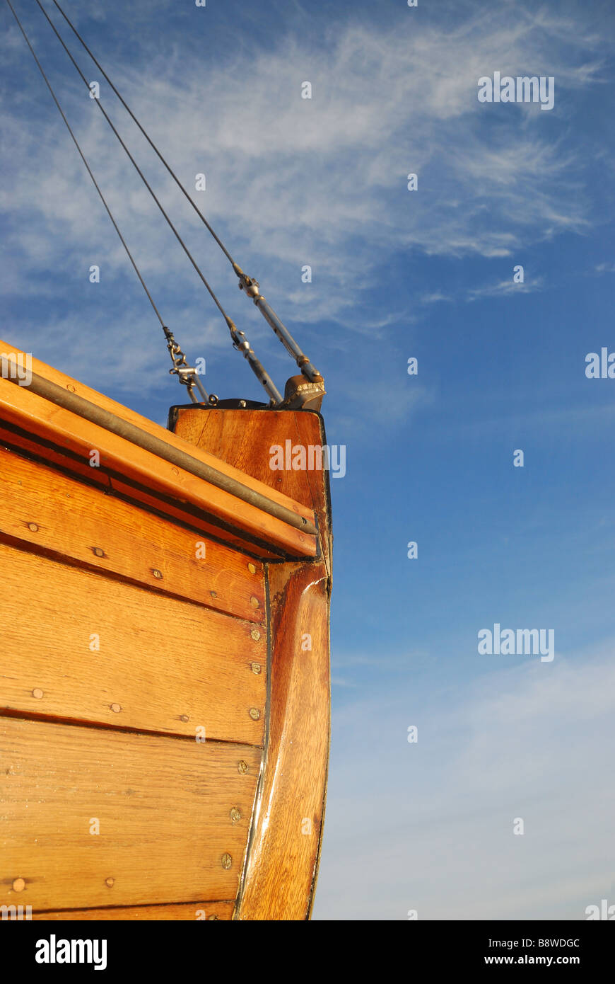 Bogen von einem Holzboot an einem sonnigen Tag in Lillo, Belgien. Stockfoto