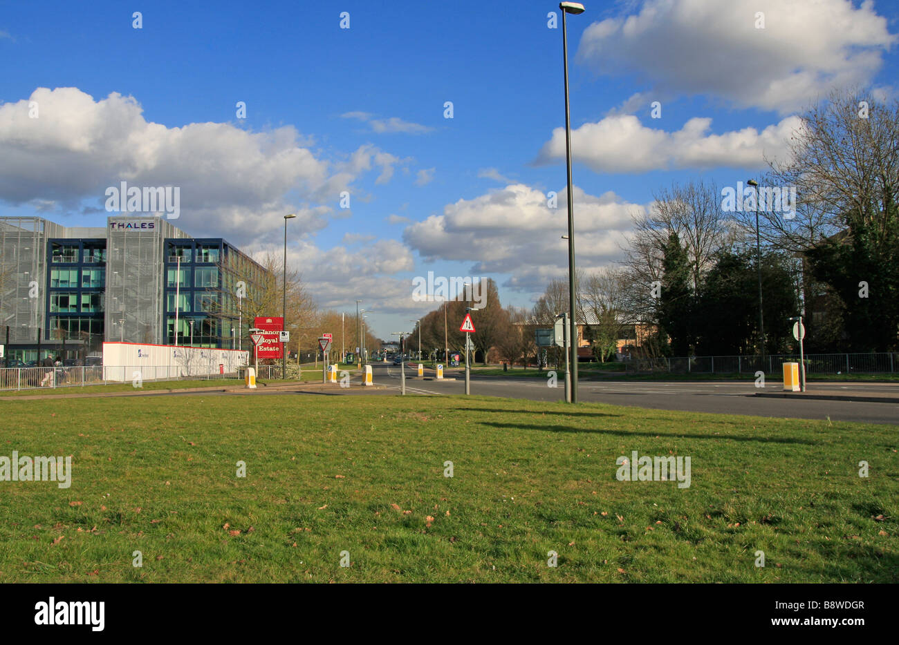 Der Eingang zum Royal Manor Gewerbegebiet. Stockfoto