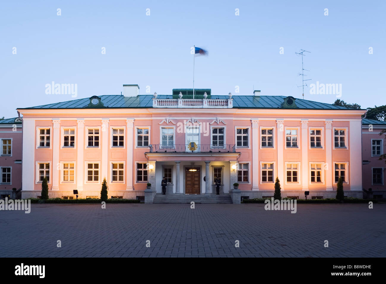 Tallinn, Estland, Europa. Präsidentenpalast in Kadriorg Park beleuchtet dawn Stockfoto