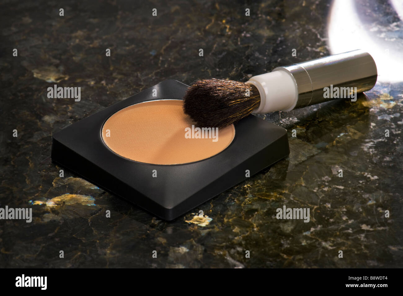 Make-up Pulver Zubehör Zubehör Farbe malen und Pinsel selbst Make-up Pinsel schönes Symbol symbolisch vinta Stockfoto