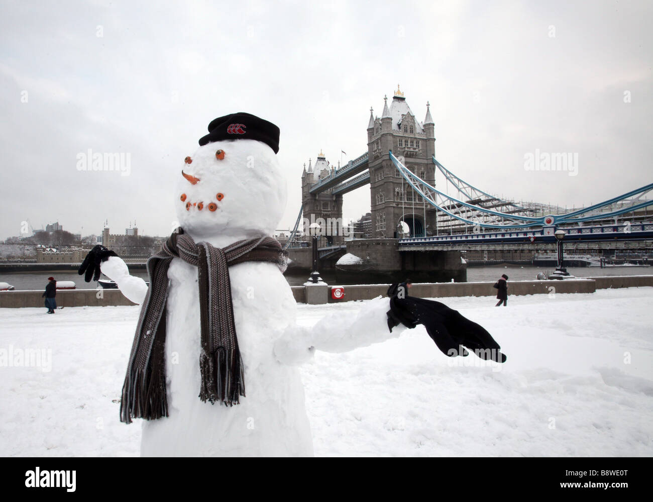 Schneemann mit Tower Bridge im Hintergrund abgebildet bei Schneewetter in London, Februar 2009 Stockfoto