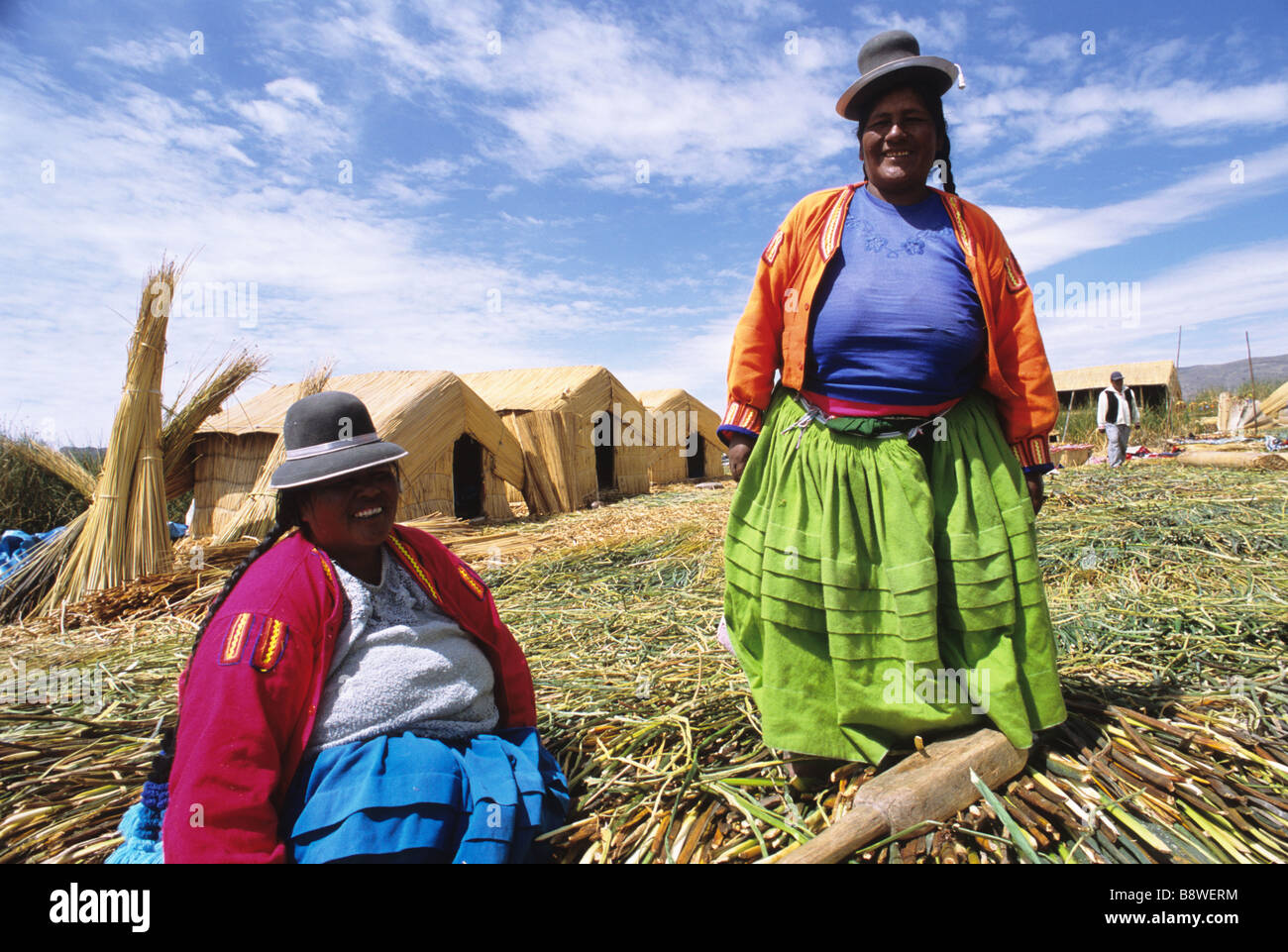 Zwei Uro Frauen warten auf Touristen kommen auf ihren schwimmenden Insel im Titicacasee Stockfoto