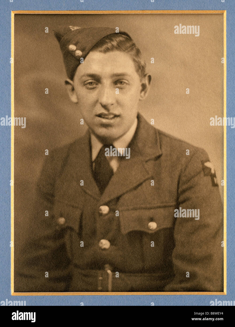 Junger Mann in einer Uniform der britischen Royal Air Force während des 2. Weltkrieges im Jahre 1939 Stockfoto