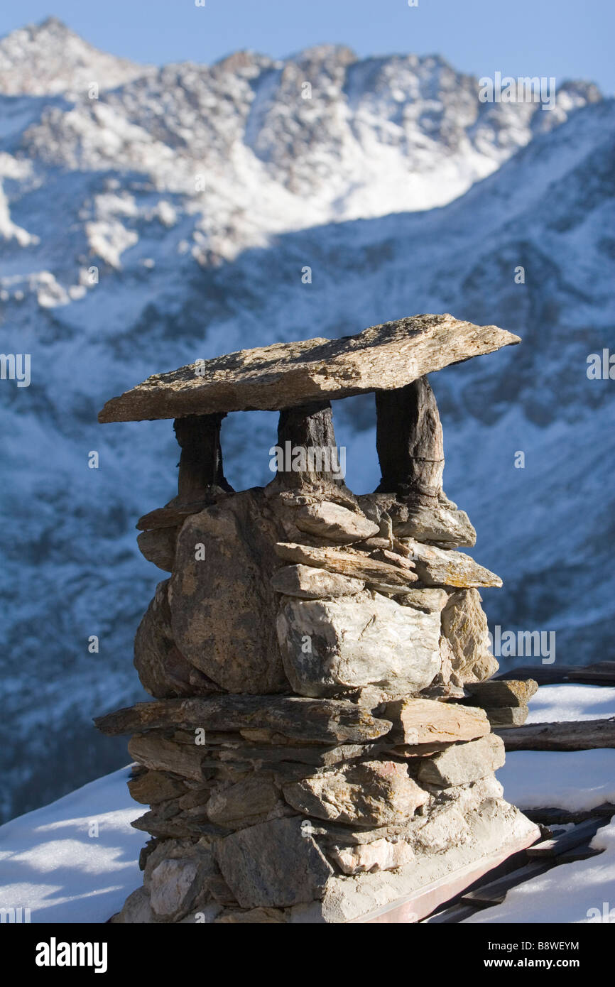 Traditionell gebaut Stein Kamin Rifugio Hütte im Martelltal, Alto Adige, Italien Stockfoto