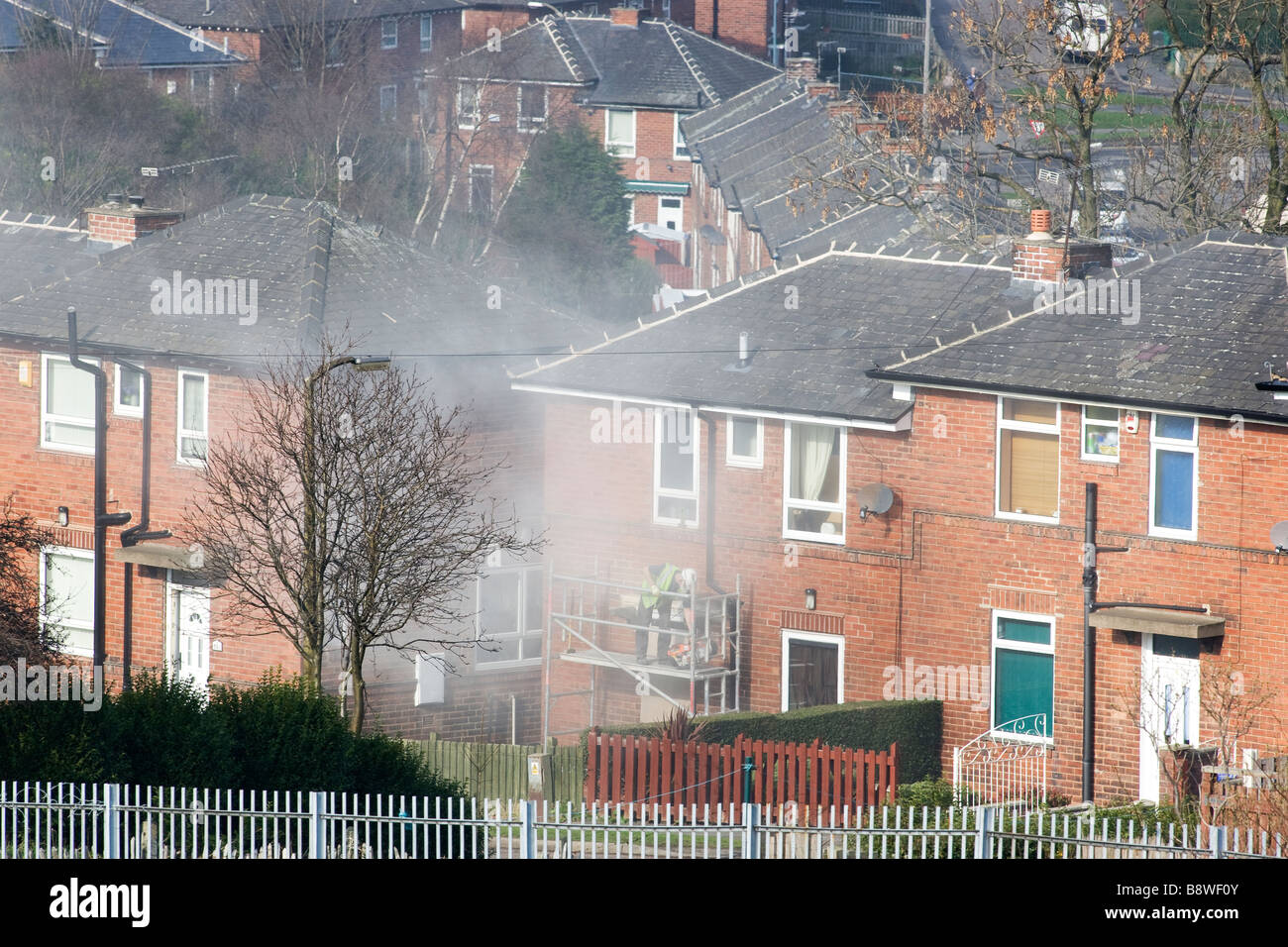 Arbeiter arbeiten auf eine Sozialwohnung in Sheffield Stockfoto