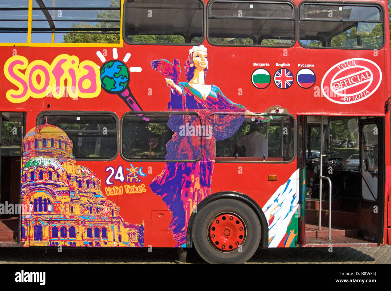 Dieses offene Top Style London-Doppeldecker-Bus bietet Touristen eine Reise rund um die berühmten Sehenswürdigkeiten von Sofia in Bulgarien. Stockfoto