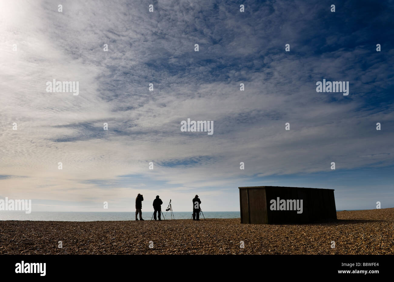 Vogelbeobachter und Vogel verstecken in Dungeness Strand Stockfoto