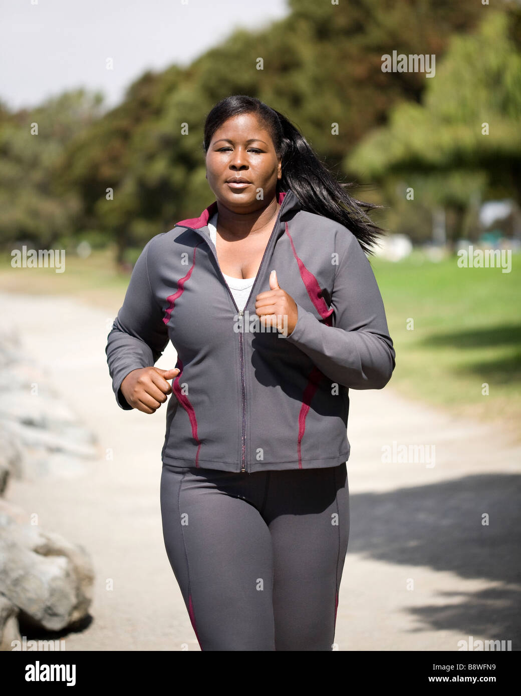 Plus -Size-Model im Park Joggen Stockfoto