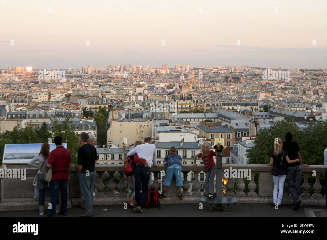 Touristen Blick über Paris von Montmartre am Fuß der Sacre Coeur Paris Frankreich Freitag, 20. Juli 2007 Stockfoto