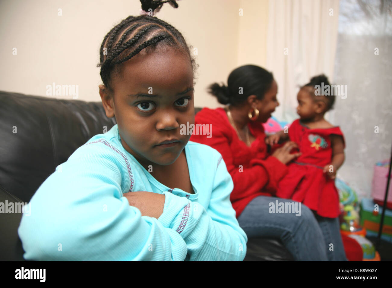 5 Jahre altes Mädchen eifersüchtig auf ihre jüngere Schwester Stockfoto