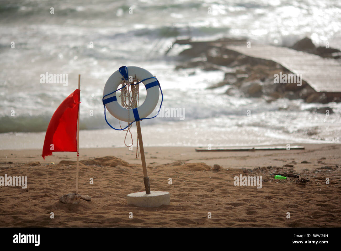 Rote Fahne am Strand, ist es verboten, Baden Stockfoto
