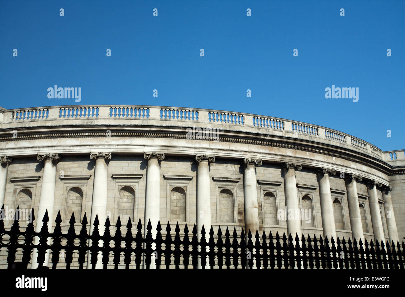 Die Bank of Ireland auf College Green in Dublin Irland bei strahlendem Sonnenschein mit einem strahlend blauen Himmel und schwarzen Geländer vor Stockfoto