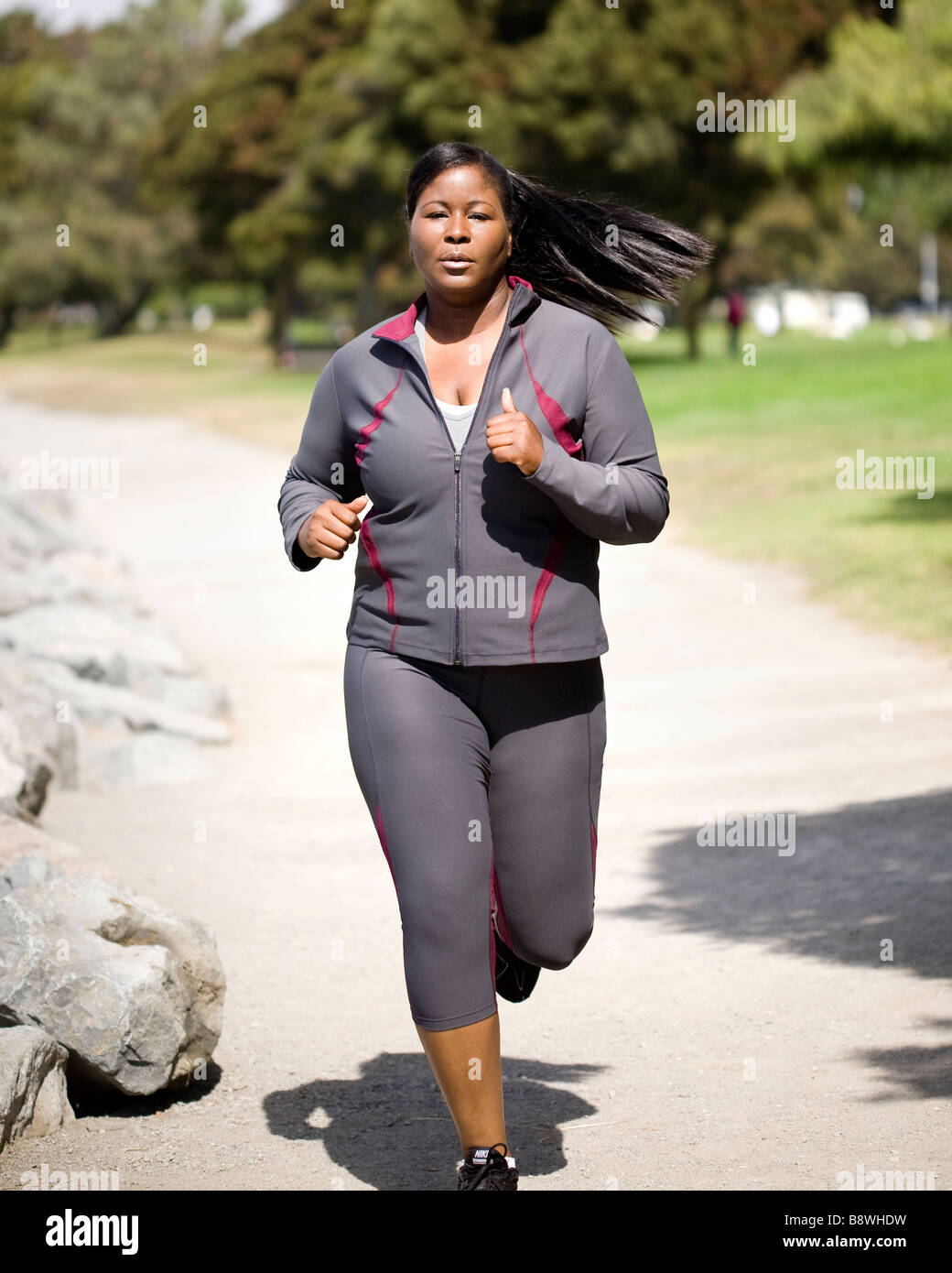 Plus -Size-Model im Park Joggen Stockfoto