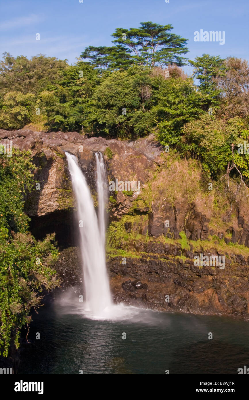 Regenbogen fällt auf Wailuku River - Hilo, Big Island, Hawaii, USA. Stockfoto