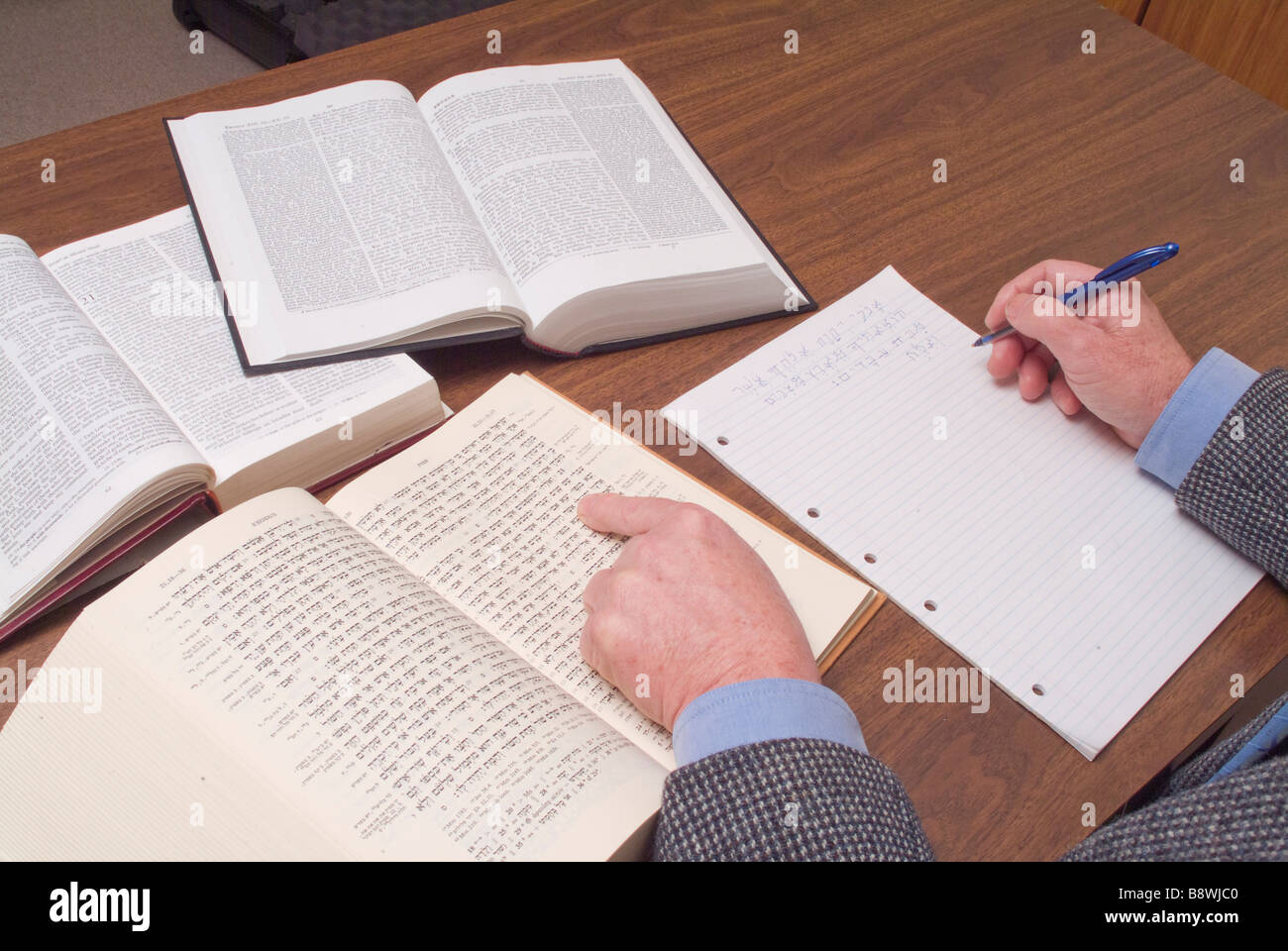 Ein Bibelgelehrter vergleicht englische und Hewbrew Versionen von Texten in Exodus. Stockfoto