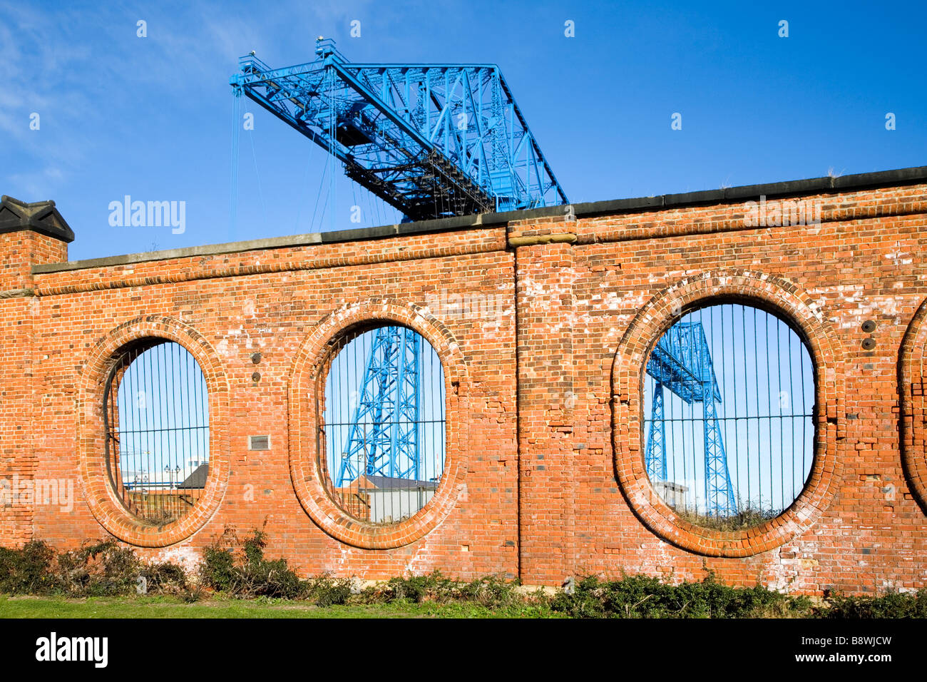 Die Schwebefähre in Middlesbrough Ansicht durch die restlichen Wand des alten Salz funktioniert England Stockfoto