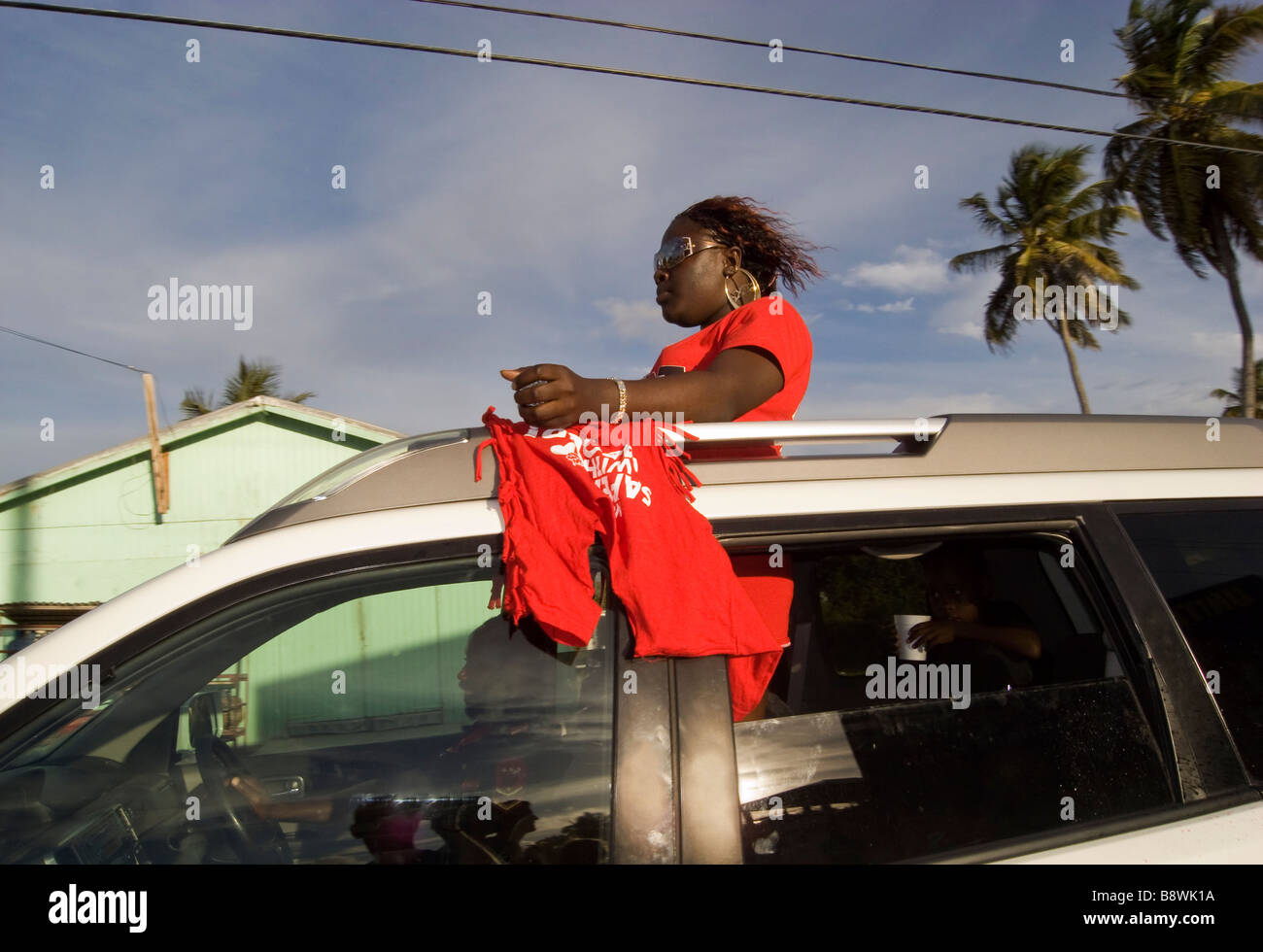Antigua-Antigua Labour Party Fans auf dem Weg zu einer politischen Partei Rallye Stockfoto